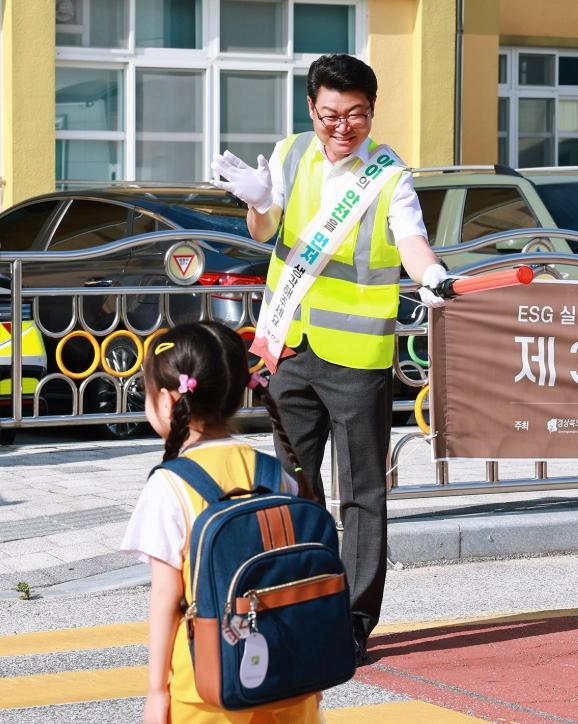 울진군,‘안전한 등굣길 교통안전 캠페인’ 실시  기사 이미지